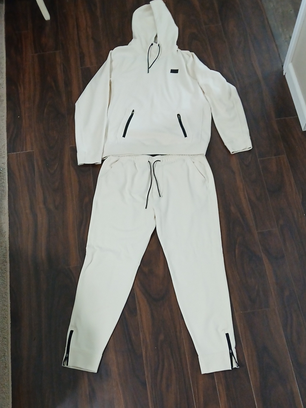 Abercrombie & Fitch Cream Pullover with Black Logo Patch And Matching Joggers